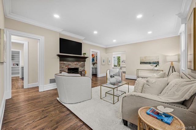 10 Harby Drive, Huntington, NY 11743