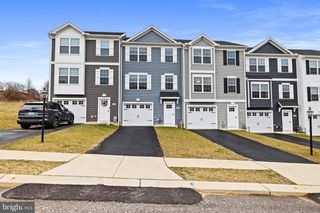 906 SETTING SUN LN, Chambersburg, PA 17201
