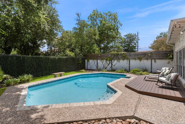 206 E Agarita Ave, San Antonio, TX 78212