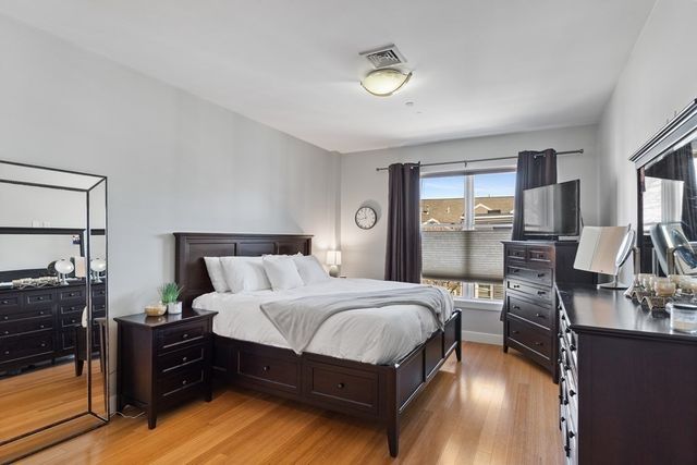 152 Old Colony Ave 15, Boston, MA 02127