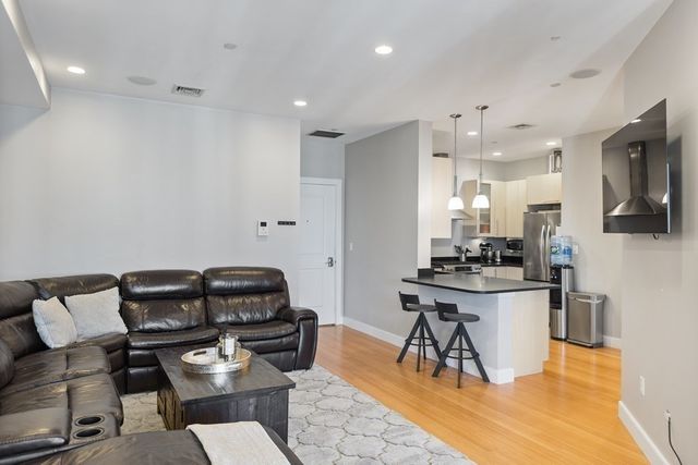 152 Old Colony Ave 15, Boston, MA 02127
