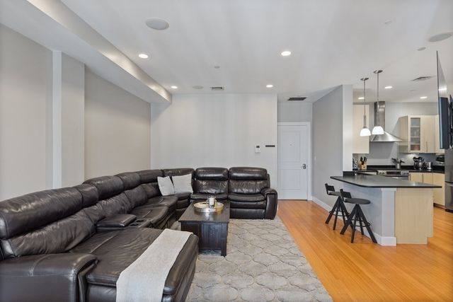 152 Old Colony Ave 15, Boston, MA 02127