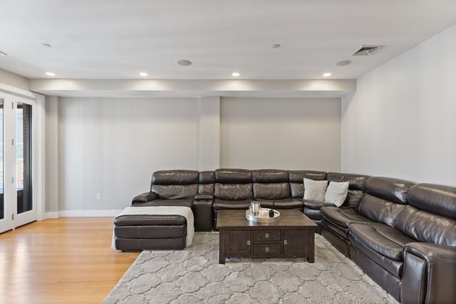 152 Old Colony Ave 15, Boston, MA 02127