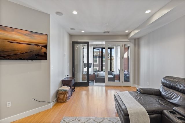 152 Old Colony Ave 15, Boston, MA 02127