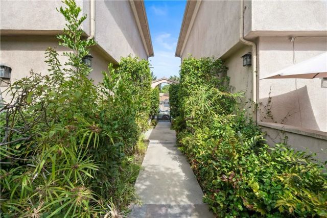 11808 Riverside Drive 3, Valley Village, CA 91607