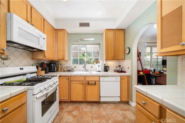 11808 Riverside Drive 3, Valley Village, CA 91607