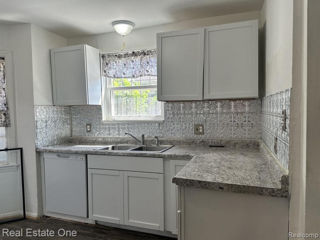 16760 Winthrop Street, Detroit, MI 48235