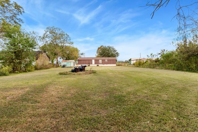 445 County Road 6021, Dayton, TX 77535