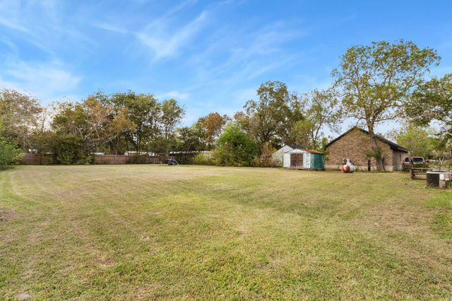 445 County Road 6021, Dayton, TX 77535
