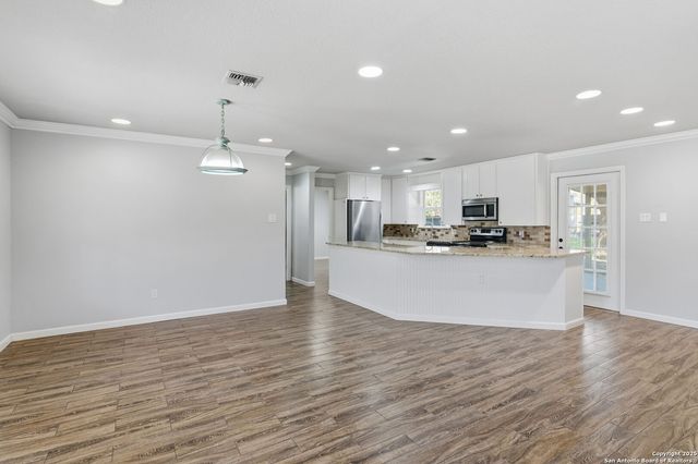 163 Lakeside Dr., Seguin, TX 78155