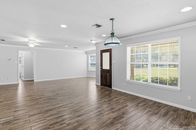 163 Lakeside Dr., Seguin, TX 78155