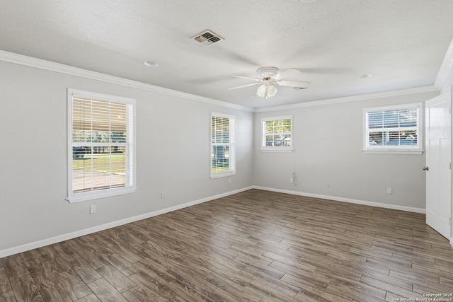 163 Lakeside Dr., Seguin, TX 78155