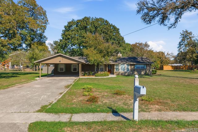 163 Lakeside Dr., Seguin, TX 78155