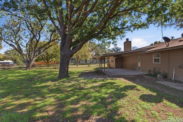 163 Lakeside Dr., Seguin, TX 78155