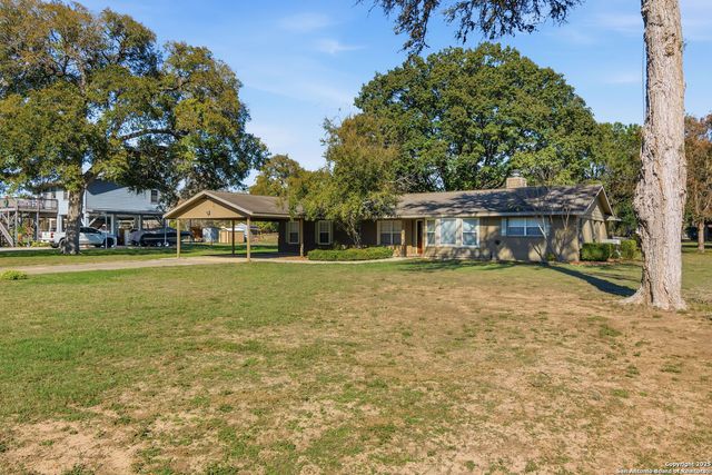 163 Lakeside Dr., Seguin, TX 78155