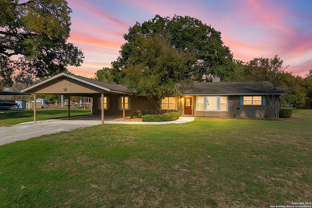 163 Lakeside Dr., Seguin, TX 78155