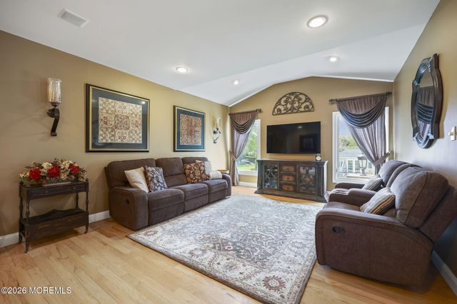 5 Grace Court, Marlboro, NJ 07746