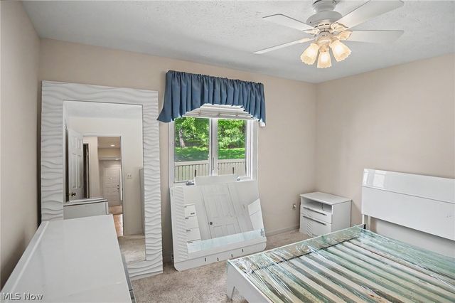 2345 Whispering Meadows Drive NE B, Warren, OH 44483
