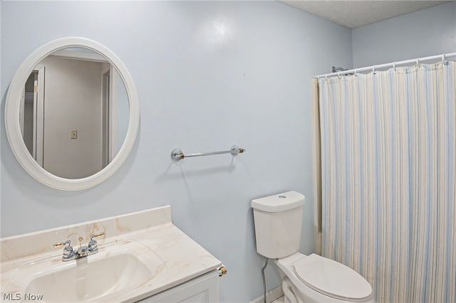 2345 Whispering Meadows Drive NE B, Warren, OH 44483