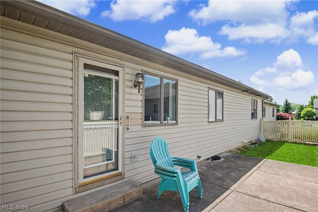 2345 Whispering Meadows Drive NE B, Warren, OH 44483