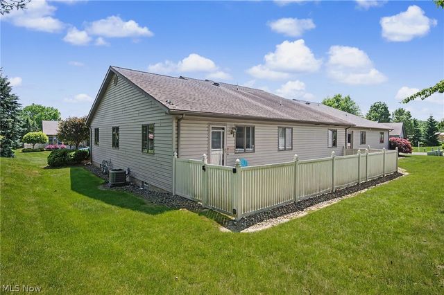 2345 Whispering Meadows Drive NE B, Warren, OH 44483