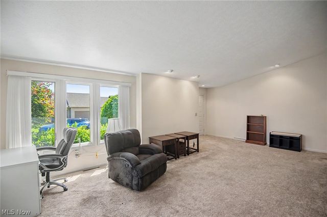 2345 Whispering Meadows Drive NE B, Warren, OH 44483