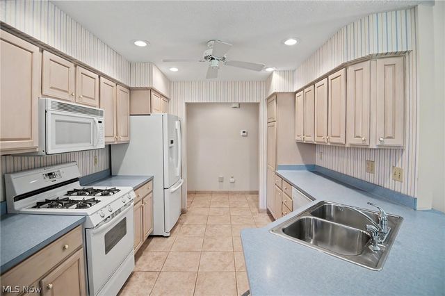 2345 Whispering Meadows Drive NE B, Warren, OH 44483