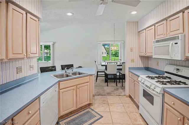 2345 Whispering Meadows Drive NE B, Warren, OH 44483