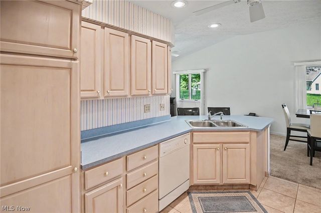 2345 Whispering Meadows Drive NE B, Warren, OH 44483