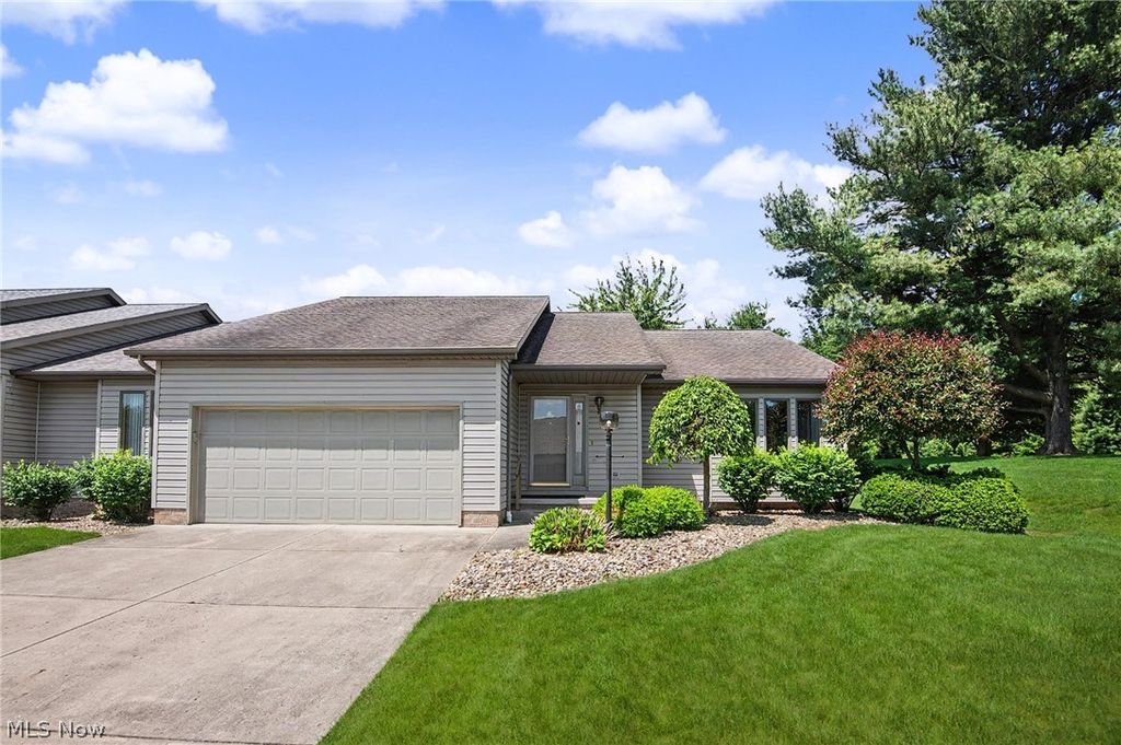 2345 Whispering Meadows Drive NE B, Warren, OH 44483