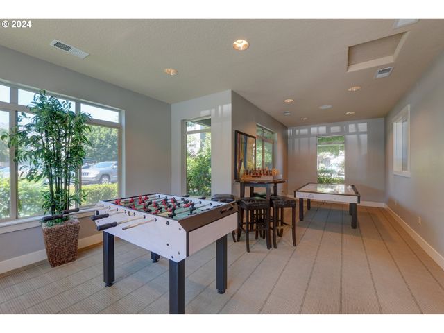 7915 Ne ROCKNE Way, Hillsboro, OR 97006
