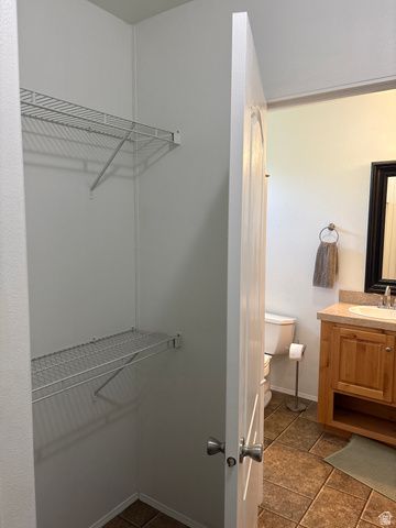 27 LAKEVIEW DR, Layton, UT 84041