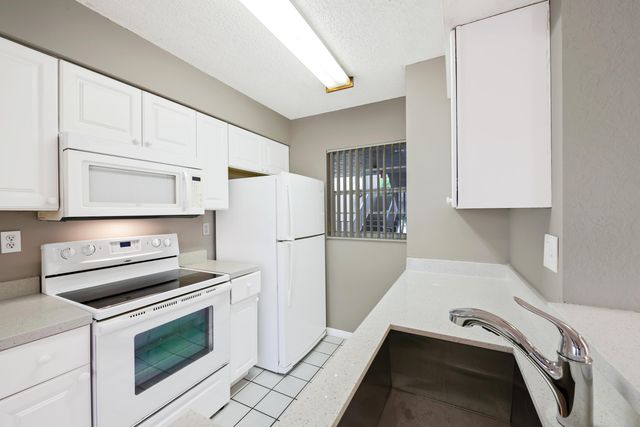 2861 N Oakland Forest Drive 202, Oakland Park, FL 33309