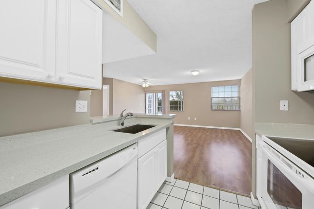 2861 N Oakland Forest Drive 202, Oakland Park, FL 33309
