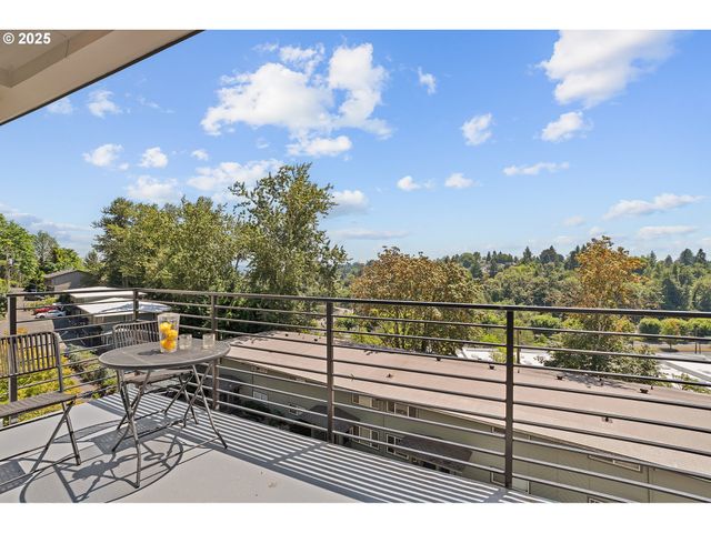 7298 Sw 13th Dr, Portland, OR 97239