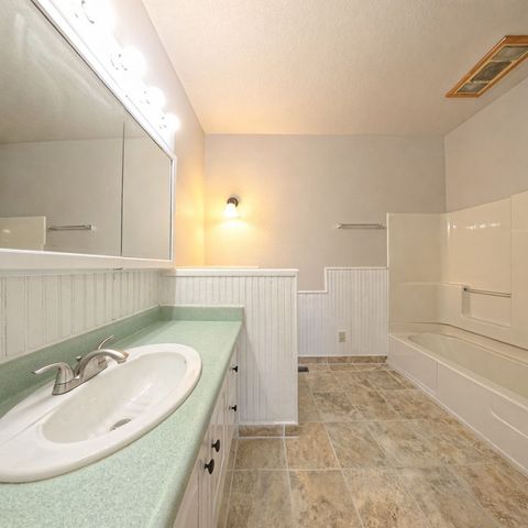 806 S Roche Street, Knoxville, IA 50138