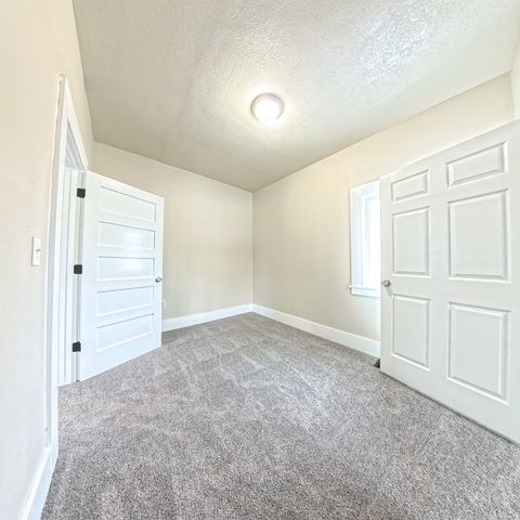 806 S Roche Street, Knoxville, IA 50138