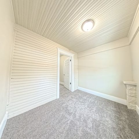 806 S Roche Street, Knoxville, IA 50138