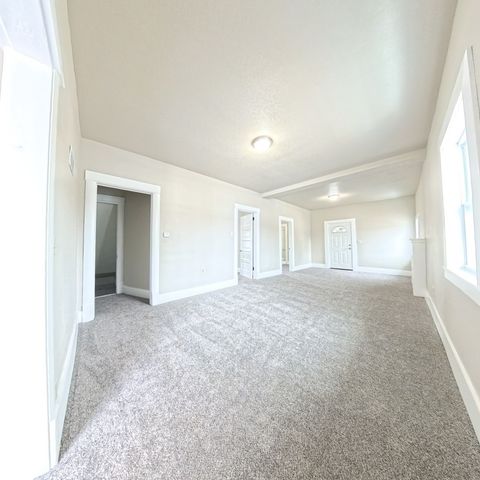 806 S Roche Street, Knoxville, IA 50138