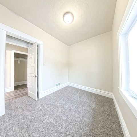 806 S Roche Street, Knoxville, IA 50138