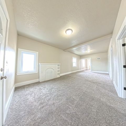 806 S Roche Street, Knoxville, IA 50138