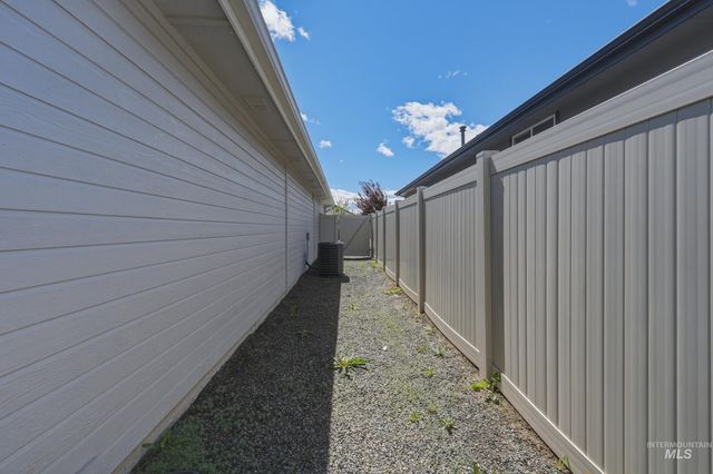 12320 Shadow River St, Caldwell, ID 83607