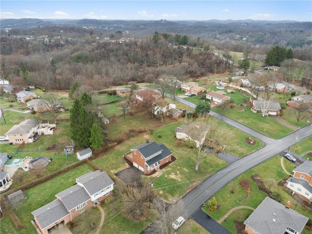 3560 Meadow Gate Dr, Murrysville, PA 15668
