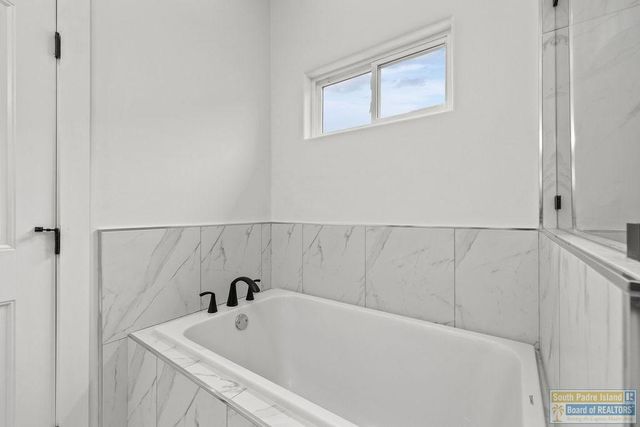 173 Torrey Pines Dr., Laguna Vista, TX 78578