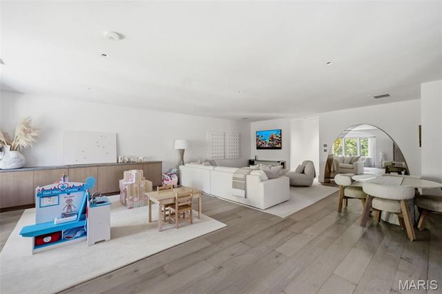 132 N Brentwood Boulevard, Clayton, MO 63105