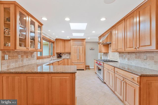 1102 CLOVER DR, Mclean, VA 22101