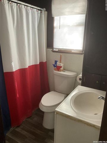 110 RENFRO, Devine, TX 78016