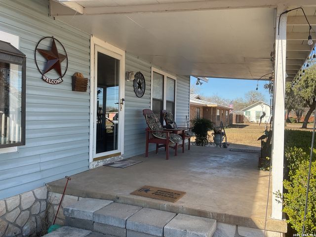 110 RENFRO, Devine, TX 78016