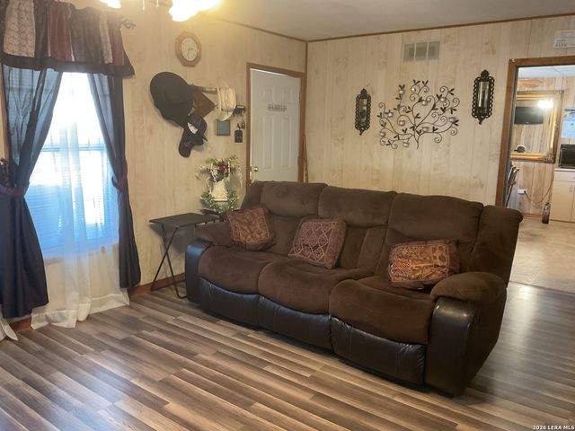 110 RENFRO, Devine, TX 78016