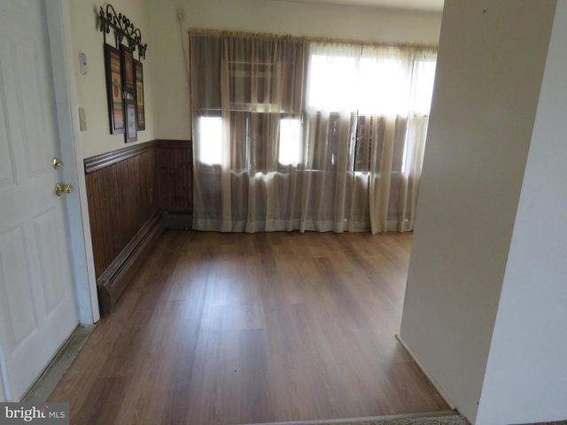 35 PARKSIDE CIR, Levittown, PA 19056